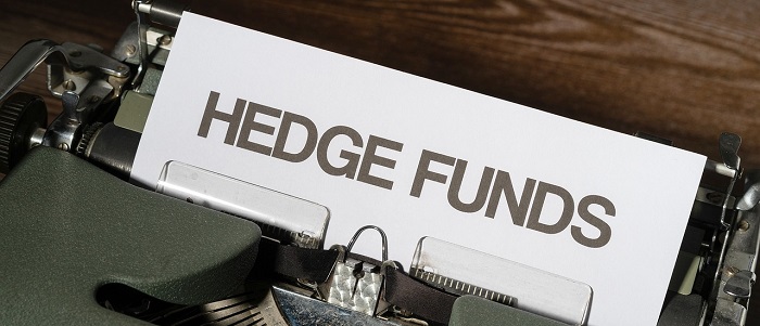 'HEDGE FUND'라는 글자가 찍힌 용지가 타자기에 꽂혀 있다.